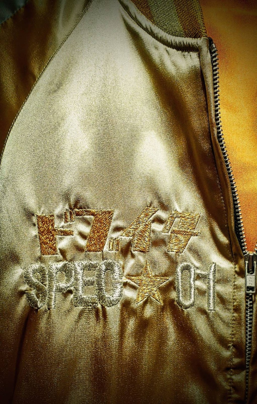特注品の胸元に刻まれるドブイタ・SPEC☆01の文字刺繍
